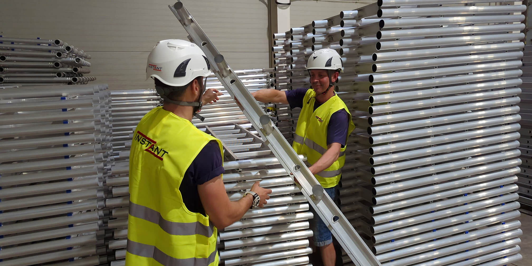 Zip-Up montörer monterar byggställning i industrihall