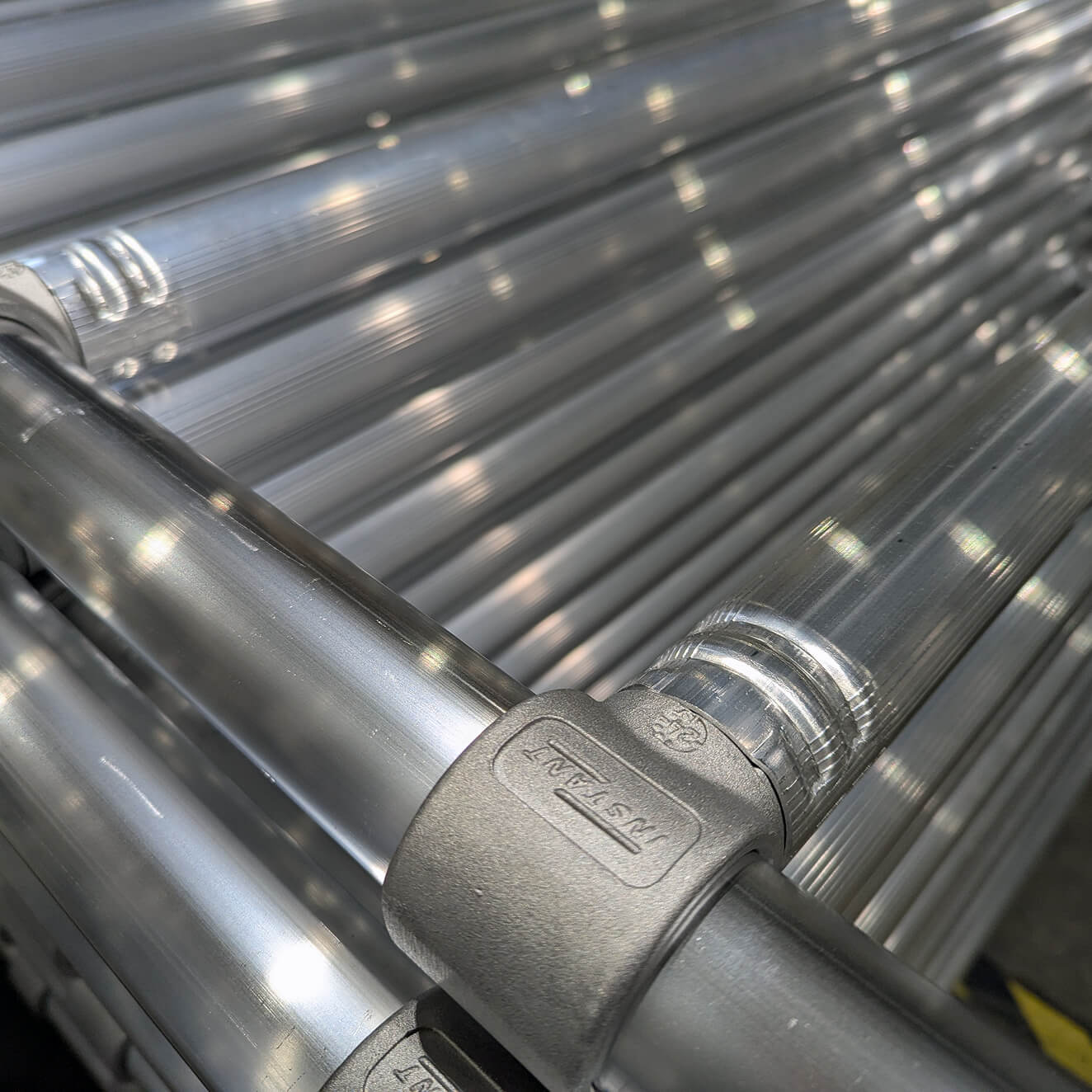 Zip-Up byggställningsmaterial staplat i lager