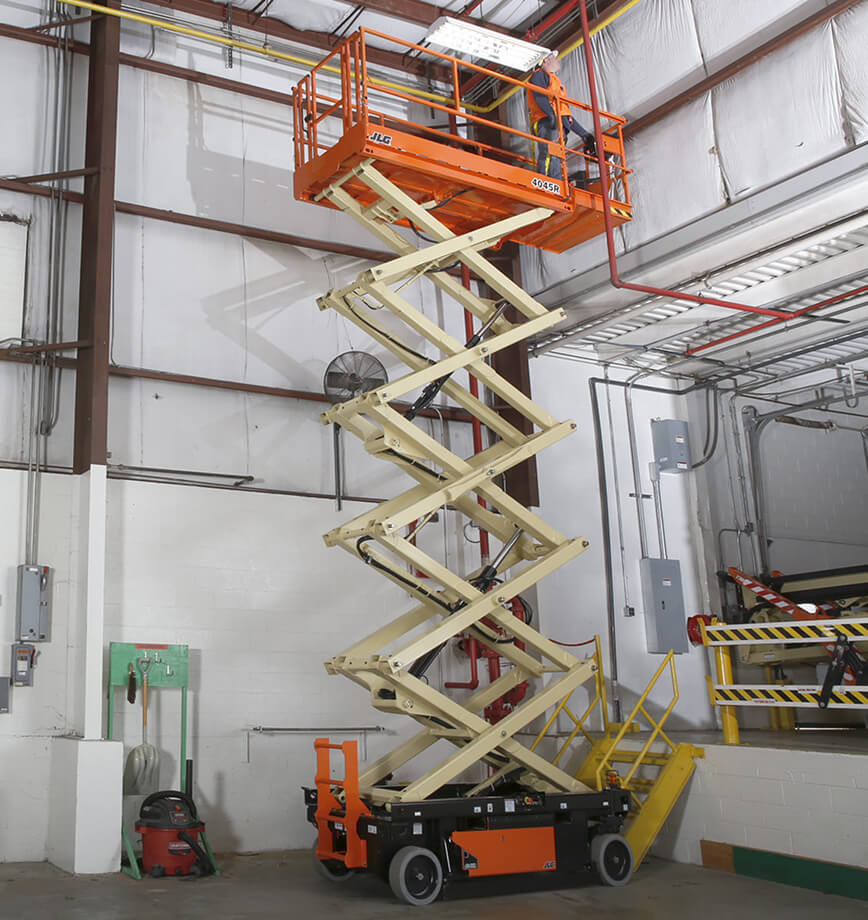 JLG saxlift för underhållsarbete i industrihall i Sverige