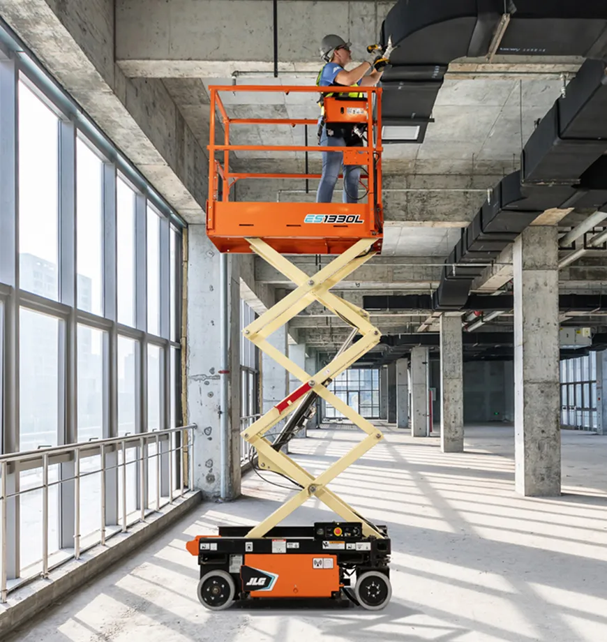JLG saxlift för underhållsarbete i industrihall i Sverige