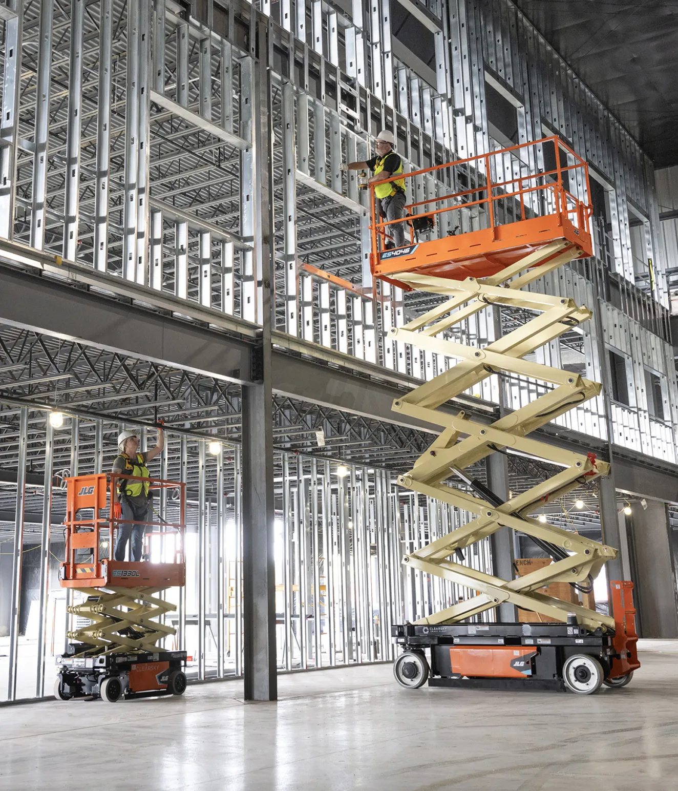 JLG bomlift vid kommersiellt byggprojekt i Stockholm