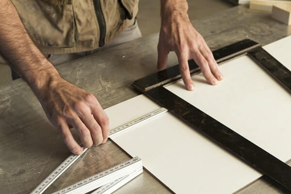 construction-worker-measures-wood