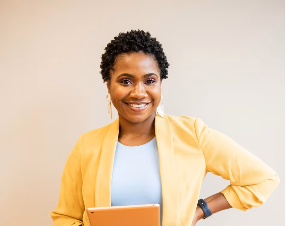 Femme Avec Une Tablette Souriante