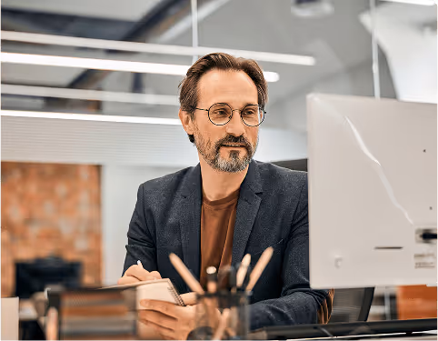 Homme Devant Son Pc Qui Prend Des Notes