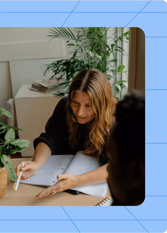 photo femme devant un bureau expliquant quelques chose  engagement efalia