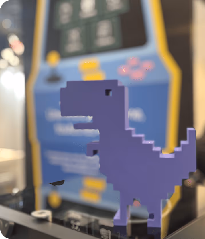 dinosaure violet en plastique esprit pixel art avec un fond colore bleu et jaune