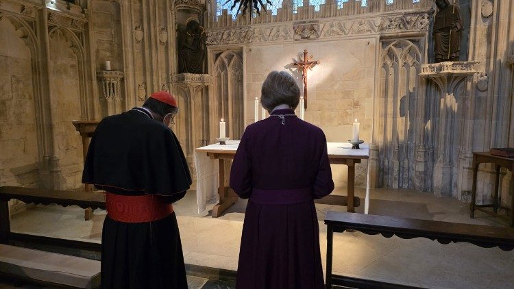 Koch e Mullally rezando na Capela de Nossa Senhora do Martírio