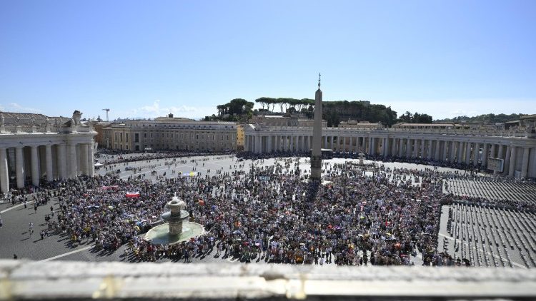 Fiéis e peregrinos na Praça São Pedro rezam o Angelus com o Papa Leão XIV