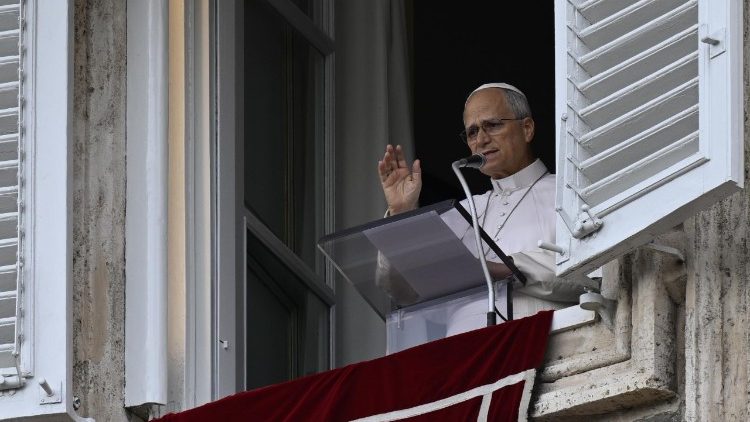 Leão XIV durante o Angelus deste domingo