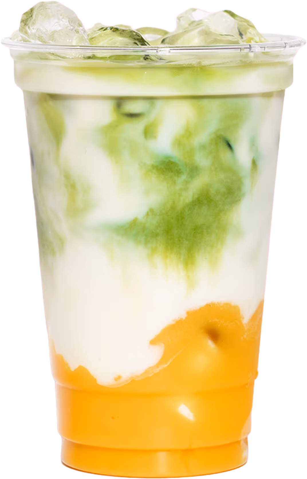 Ein farbenfrohes Eisgetränk in einem durchsichtigen Becher, unten mit leuchtendem Orange geschichtet, in der Mitte cremeweiß und garniert mit grünem Tee und Eiswürfeln.