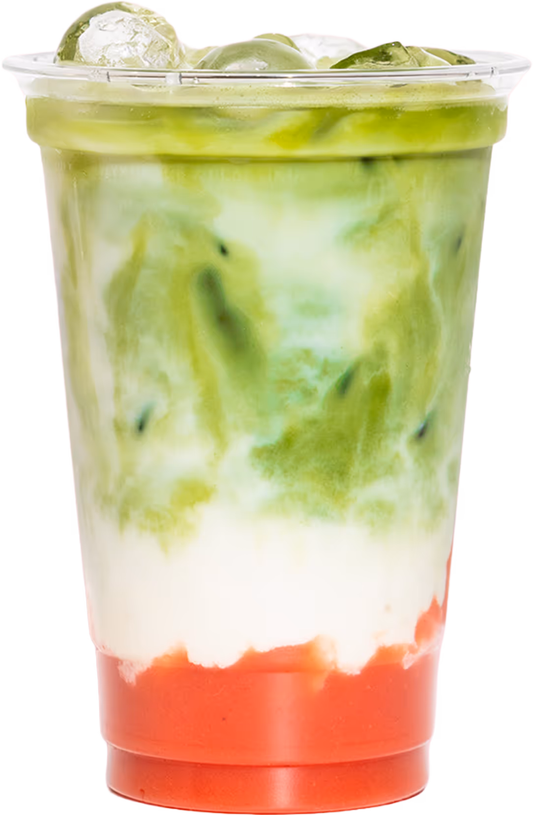 Ein farbenfrohes Getränk in einer klaren Tasse mit Eis. Die Schichten bestehen aus leuchtend grünem Matcha, cremiger weißer Milch und einer leuchtend roten Fruchtschicht am Boden. Erfrischend und lebendig.