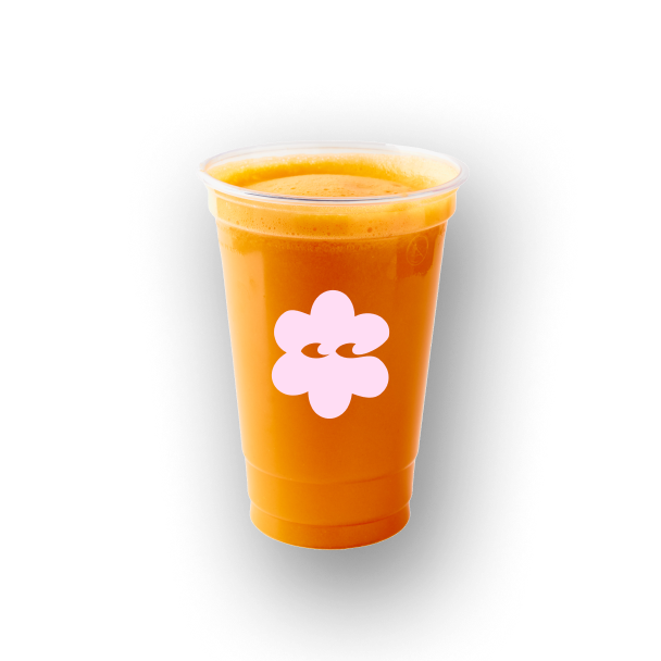 Plastikbecher mit orangefarbenem Saft und rosa Blütenlogo.