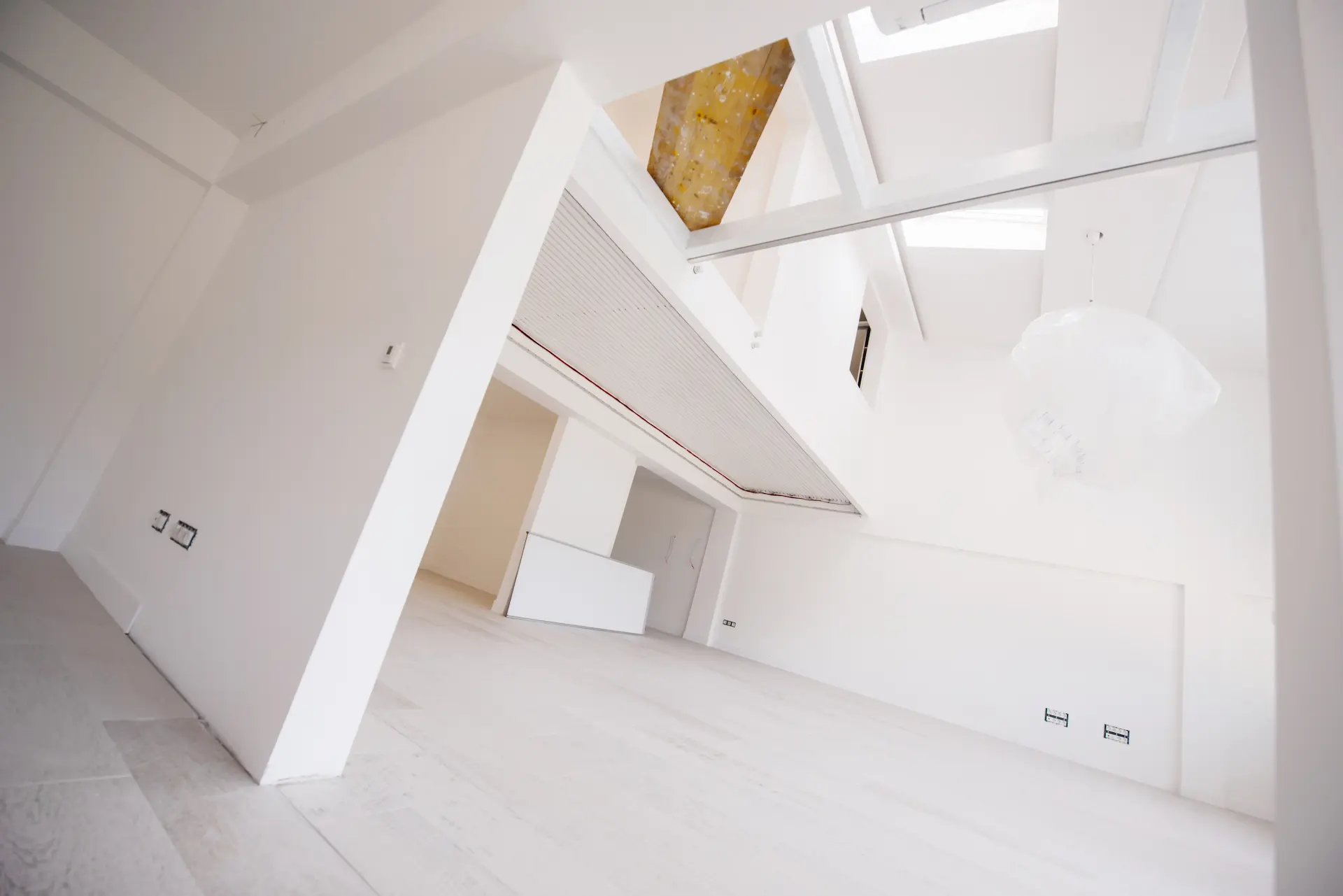Vue d’un espace rénové en plâtrerie avec murs blancs et finitions modernes.
