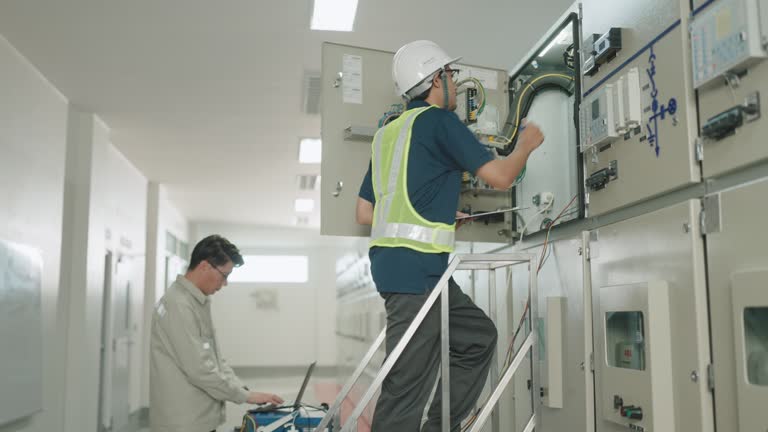 Maintenance Electrician vs Maintenance Fitter: Hiring