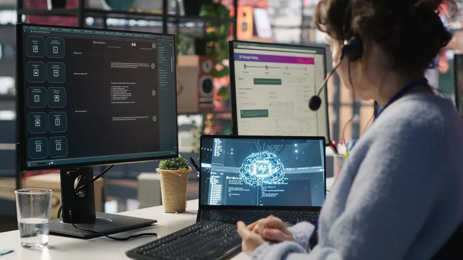 Customer support agent using AI chatbot software for live chat assistance