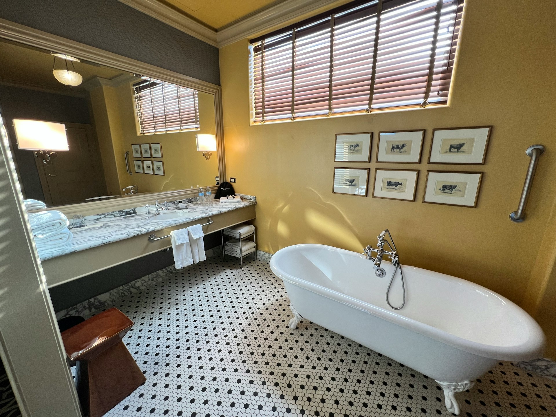 Preserving Decorative Elements During Clawfoot Tub Restoration