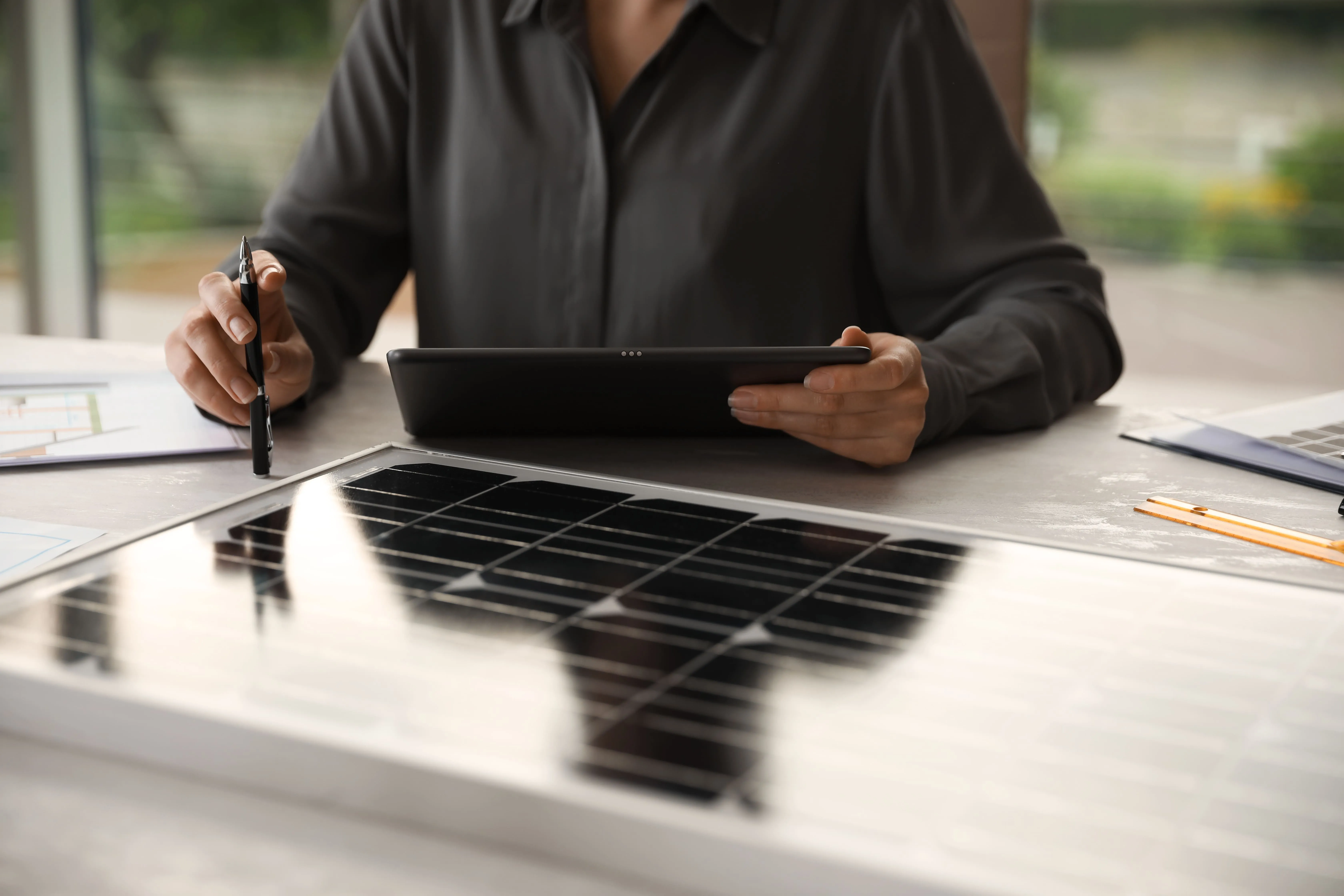 Person bei Beratung zur Solaranlagen-Miete – Photovoltaik flexibel nutzen mit Mietmodell von MetaSolar & Energy in Österreich