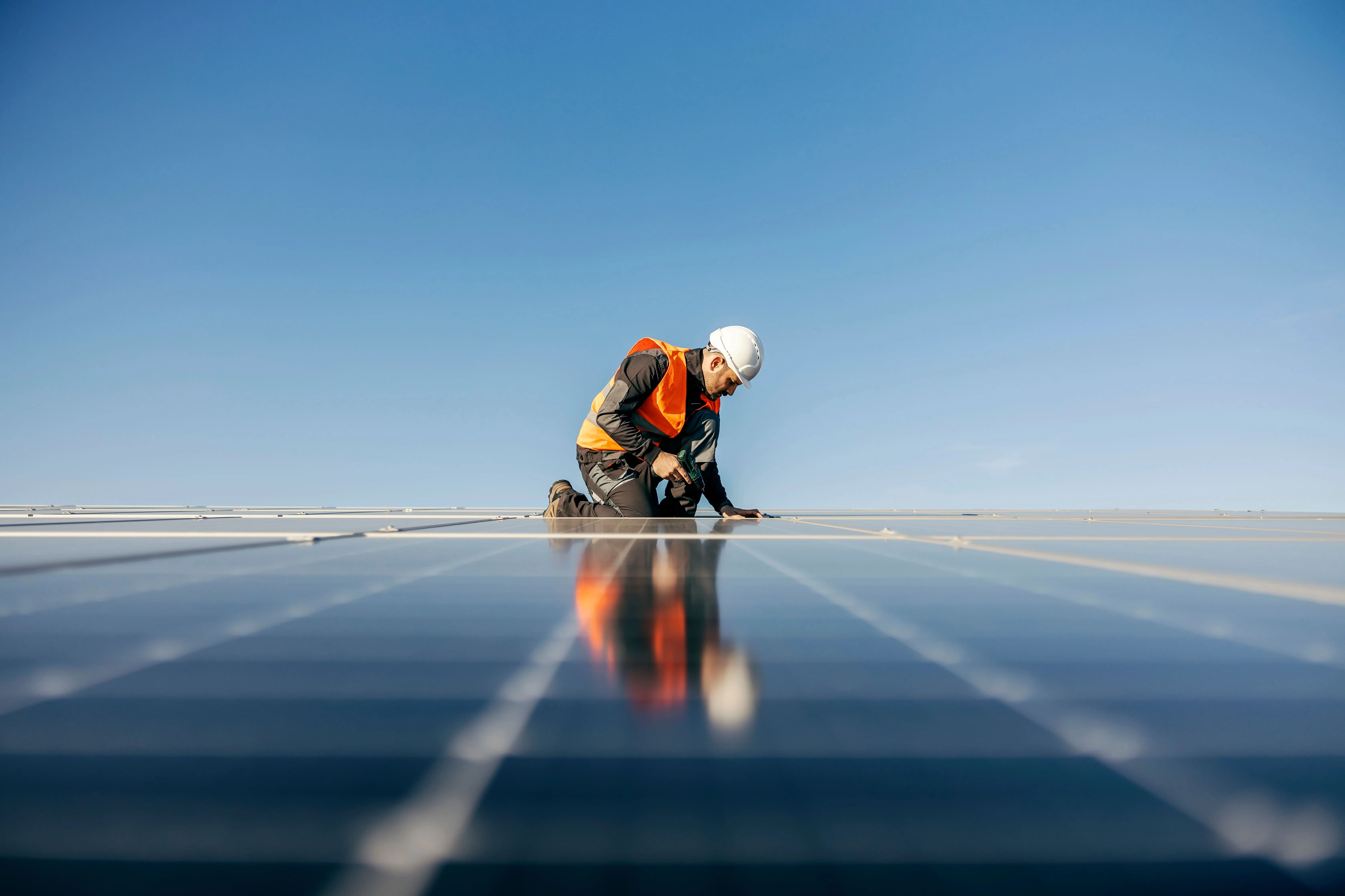 Fachgerechte PV-Montage und Wartung durch Techniker auf Solaranlage – Photovoltaikservice Österreich