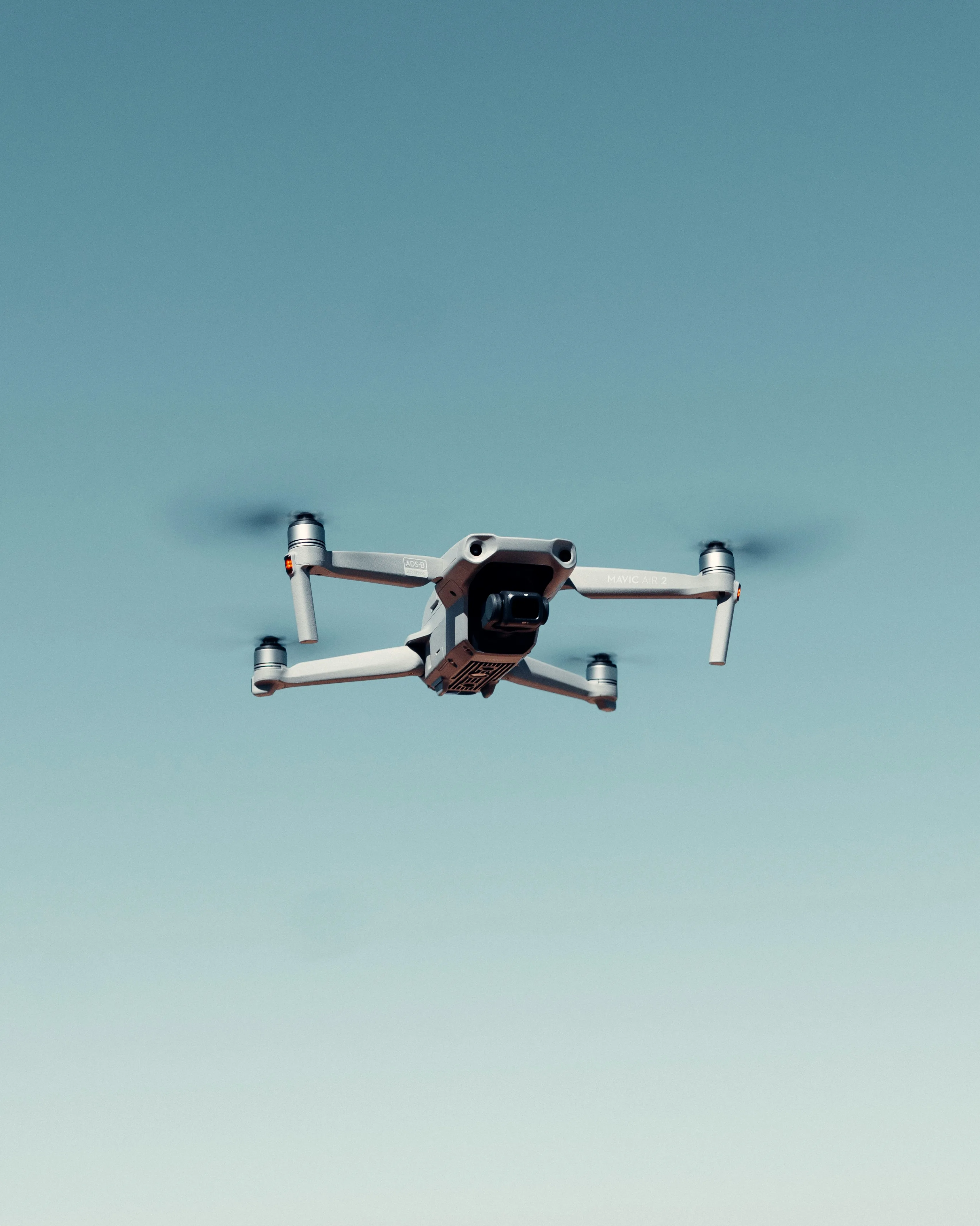 Drohne im Flug vor klarem Himmel – Einsatz für präzise Photovoltaik-Vermessung und thermografische Inspektion