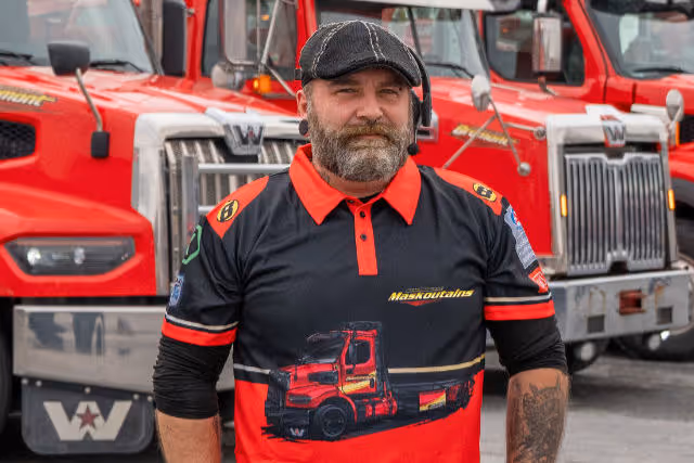 Remorqueur devant des camions de remorquage