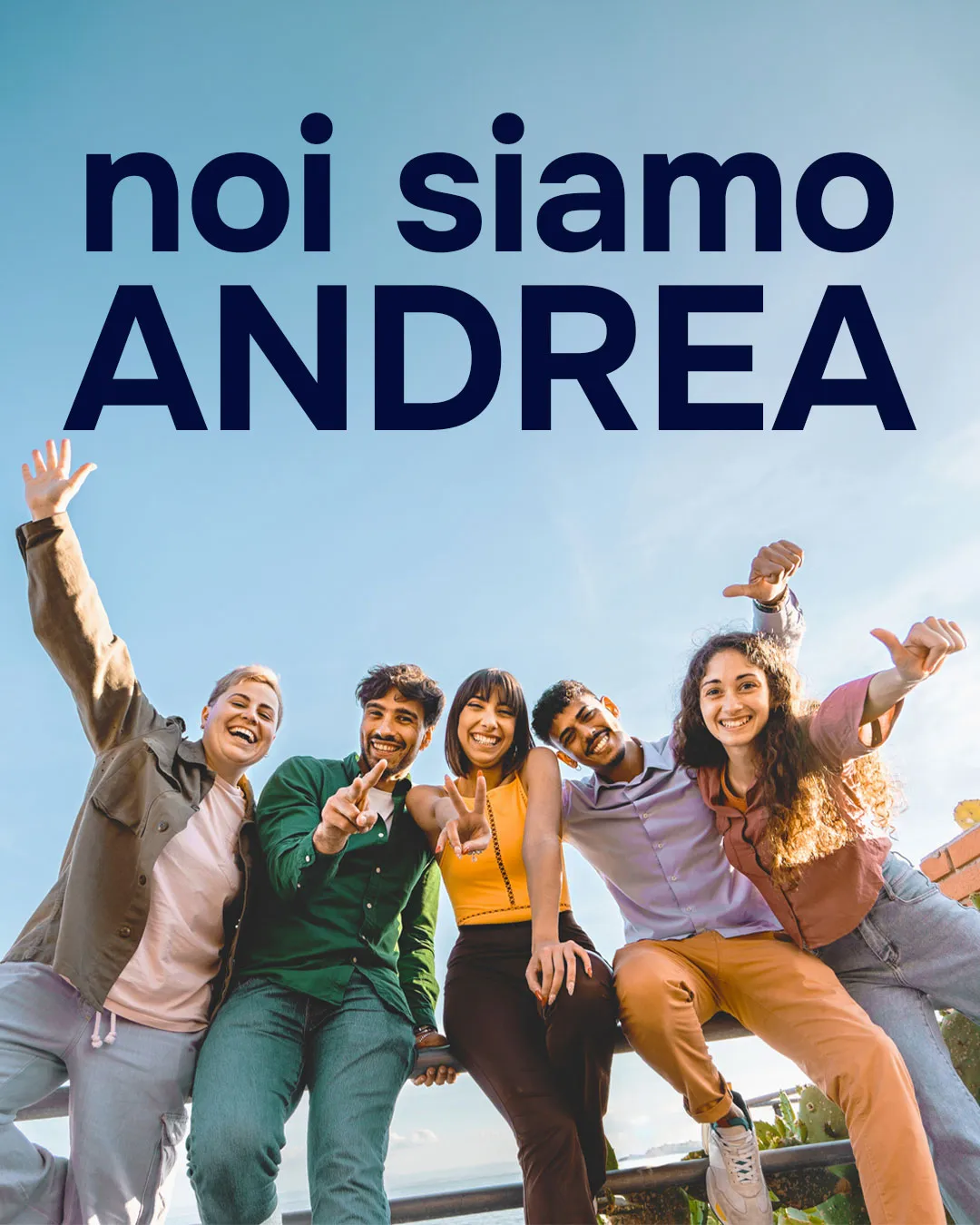 Cinque giovani sorridenti che fanno gesti di pace e pollici in su con il cielo azzurro sullo sfondo.