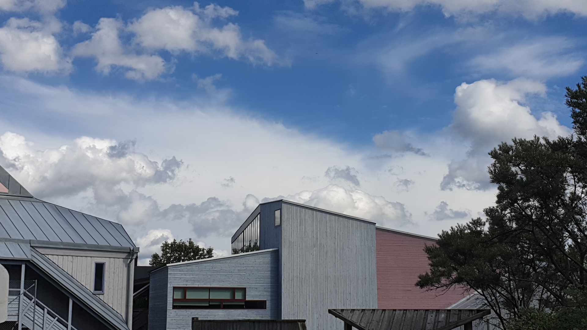 Dramatisk himmel och byggnader på gymnasieområdet