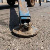 Detalhe da sapata do estabilizador no asfalto