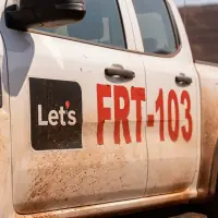 Detalhe do logo e do prefixo na porta