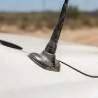 Detalhe da base e do chicote da antena