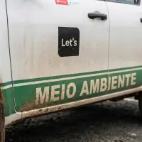 Detalhe do logo Let's e da faixa Meio Ambiente na porta