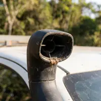 Detalhe da boca do snorkel acima do teto