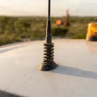 Detalhe da antena de rádio de chicote presa ao teto