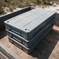 Detalhe das caixas de testemunho plásticas fechadas e empilhadas na carroceria