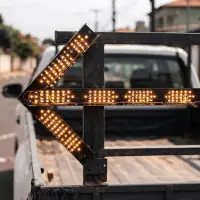 Detalhe de uma seta sinalizadora de LED âmbar acesa