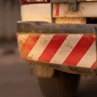 Detalhe da faixa refletiva vermelho e branco no para-choque traseiro