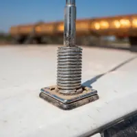 Detalhe da base da antena de rádio com a mola cromada, presa no teto