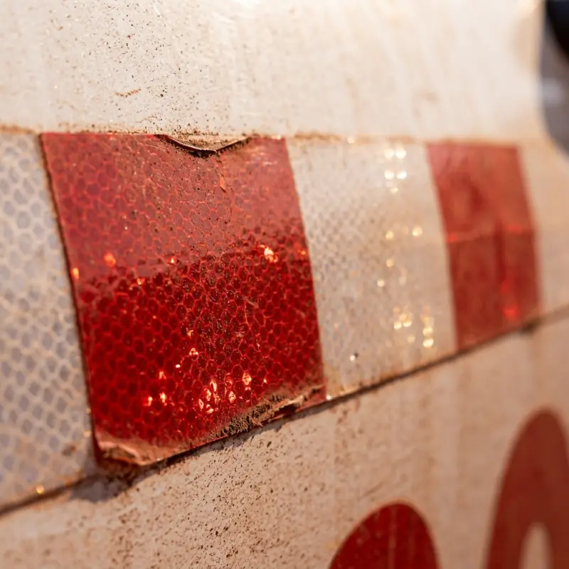 Detalhe da faixa retrorrefletiva vermelho e branco aplicada na lataria da picape
