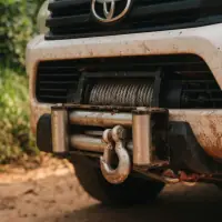 Detalhe do rolete, do gancho e do cabo do guincho