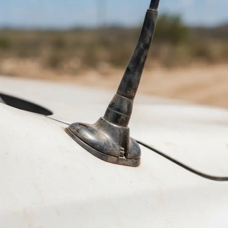 Detalhe da base e do cabo da antena de rádio fixada na picape