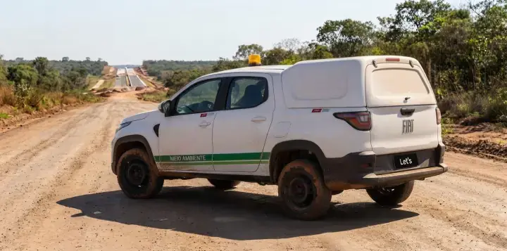 Picape leve com capota de fibra branca fechada sobre a caçamba