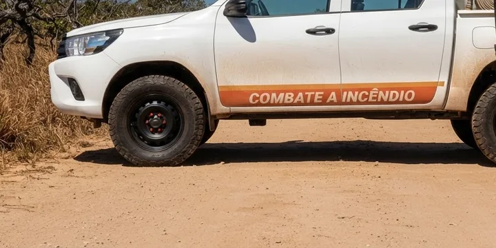Lateral da picape com roda de ferro preta e indicador de porca solta vinho em cada porca