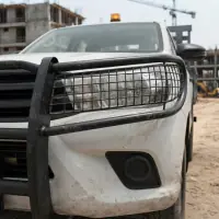 Detalhe dos tubos da grade de proteção e da gaiola do farol