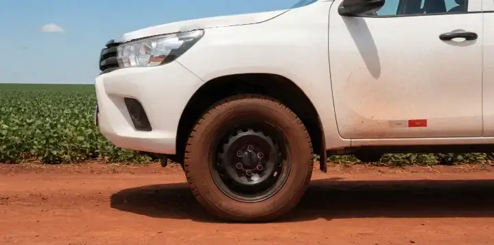 Picape com roda de ferro preta e indicador de porca solta vinho em cada porca