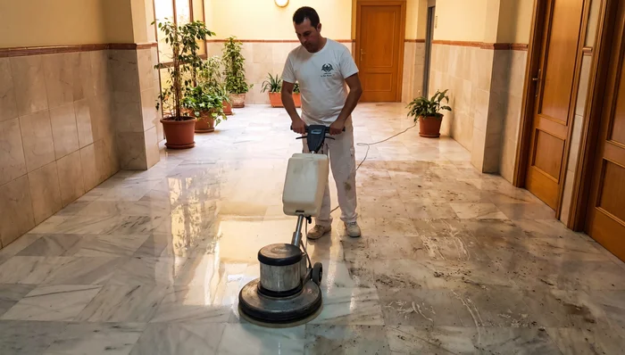 Limpiador vitrificando un suelo en Valencia