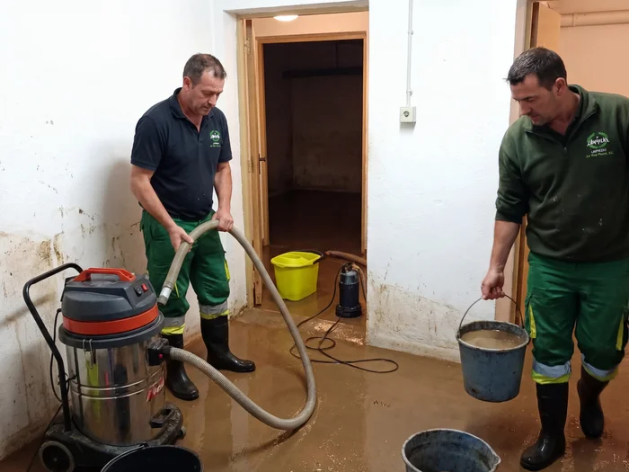 Extracción de agua despues de inundación en Valencia