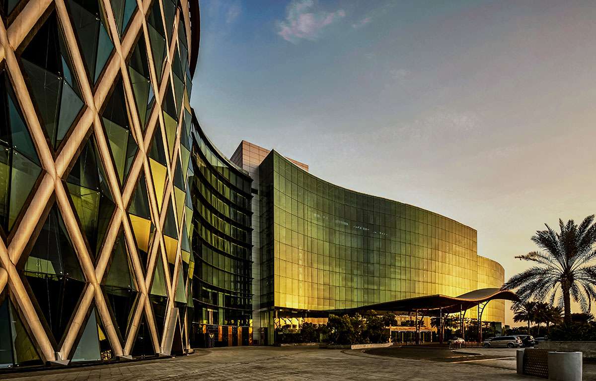 Drei Nutzerbewertungen mit Sternen und Profilbildern für ein Restaurant, veröffentlicht über soziale Netzwerke wie Facebook und Google, mit Kommentaren zur Atmosphäre, zum Essen und Service.