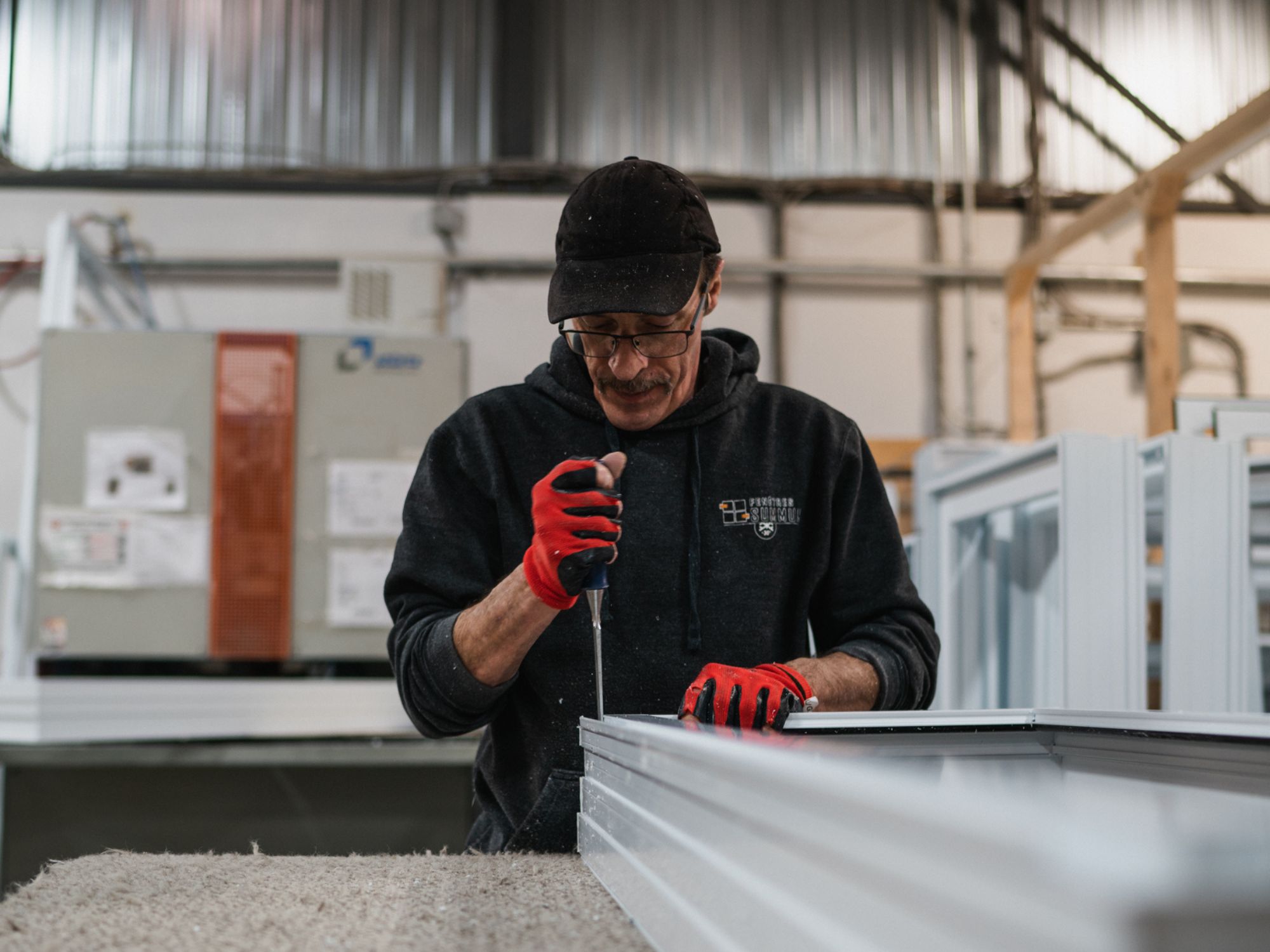 Fabrication d'une fenêtre de PVC dans une usine.