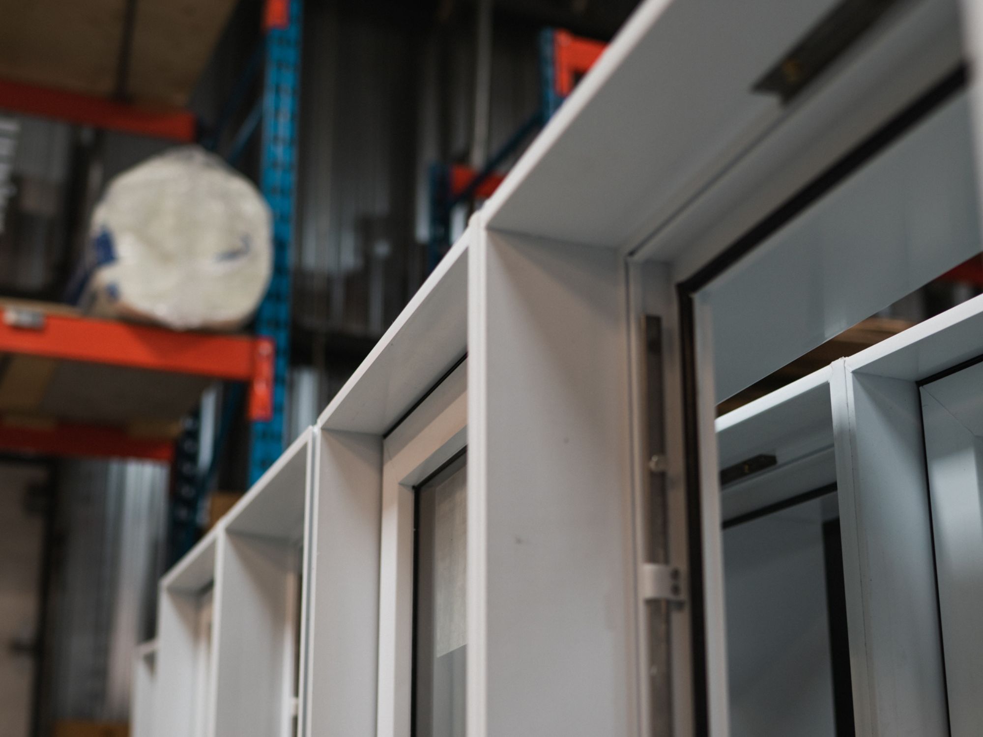 Une fenêtre de conception modulaire en PVC dans une usine.