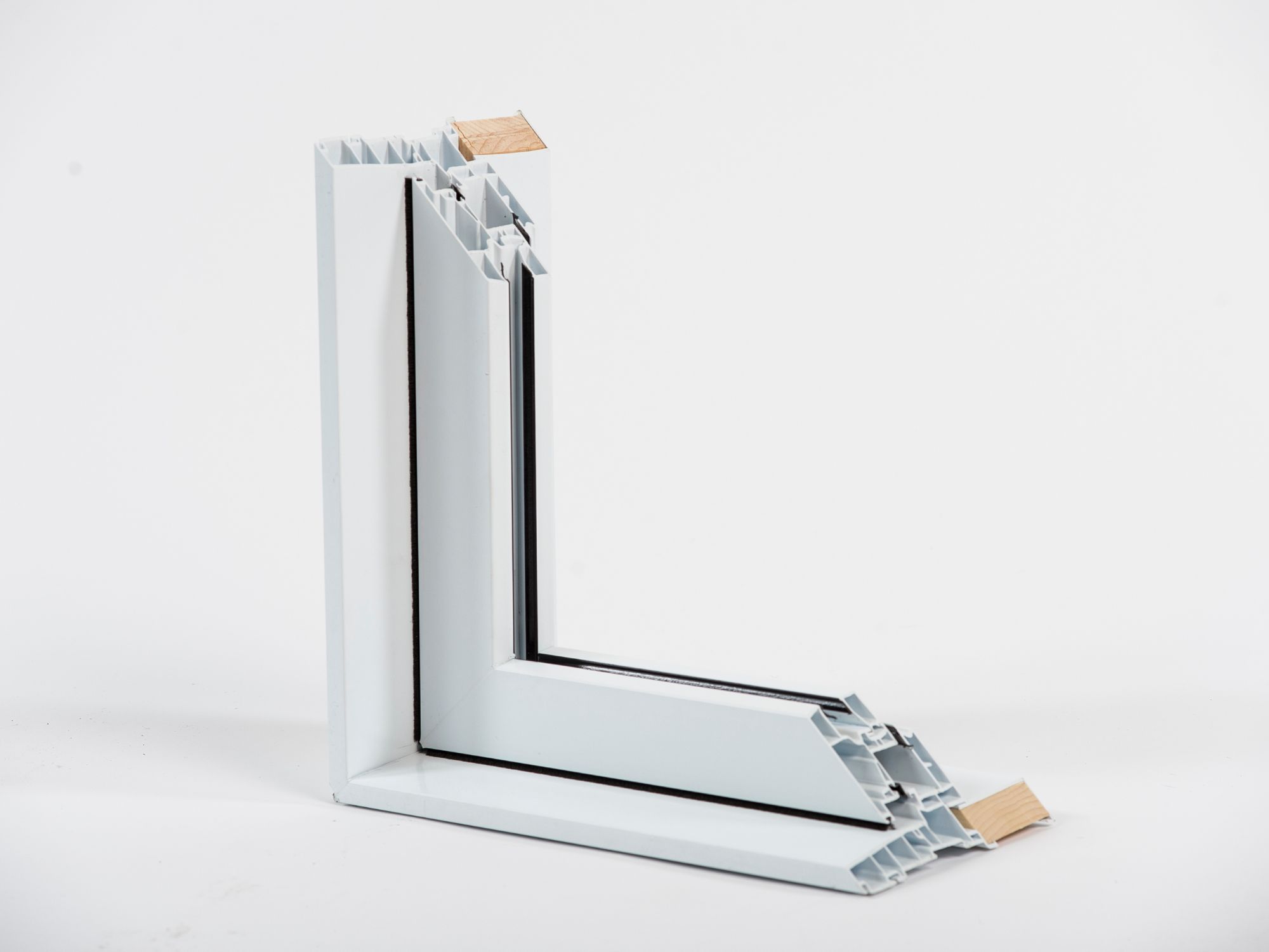 Vue de coupe d'une fenêtre de PVC blanc.