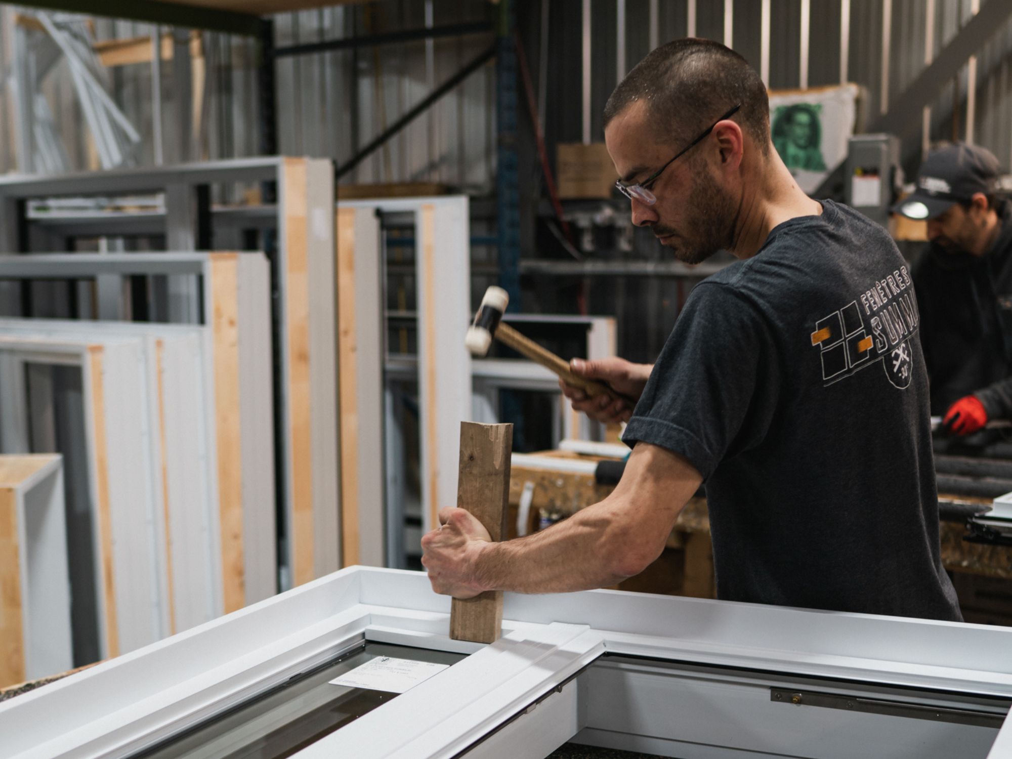 Fabrication d'une fenêtre de PVC sur mesure en atelier